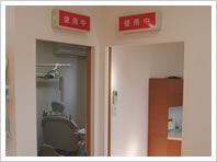 個室診療室（チェアーサイドでレントゲン撮影できるように壁,ドアに鉛が入っています。